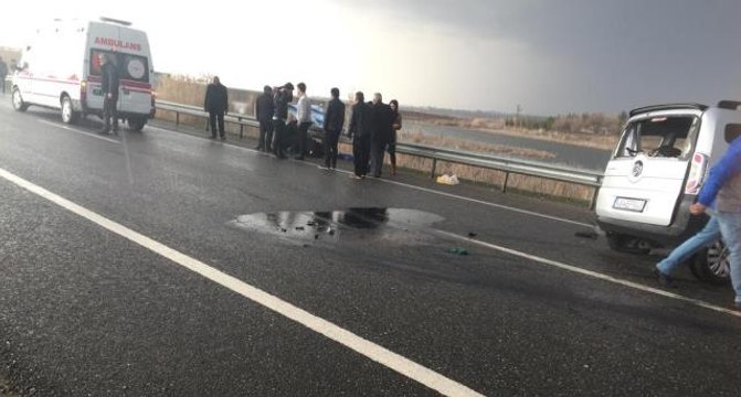 Hafif ticari araç ile tır kafa kafaya çarpıştı: 1'i ağır 5 yaralı