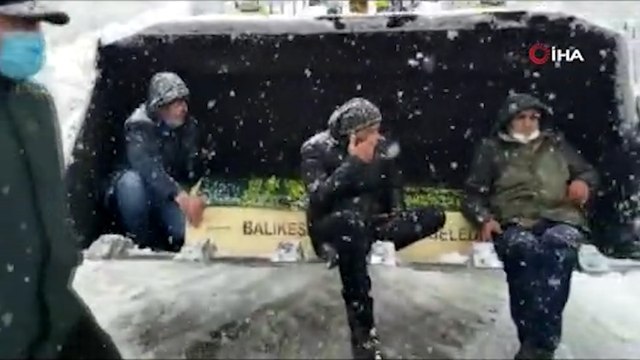 Kar ve tipinin geçit vermediği yolda cenaze kepçeyle mezarlığa taşındı