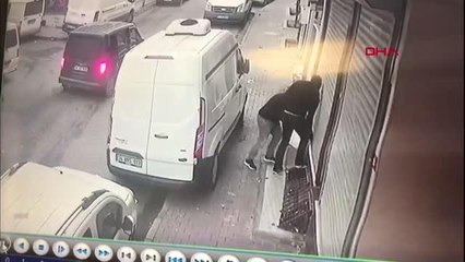 İSTANBUL MAĞAZANIN SAHİBİ ŞÜPHELENDİĞİ KİŞİNİN HIRSIZLIĞINI GÜVENLİK KAMERADAN İZLEDİ