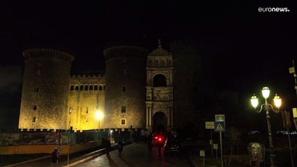 İtalya'da belediyeler, artan elektrik faturalarını protesto etmek için ışıklarını söndürdü