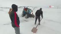 Yoğun kar yağışı nedeniyle kara saplanan araçlar traktör yardımıyla kurtarıldı