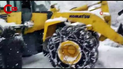 Kar ve tipinin geçit vermediği yolda cenaze kepçeyle mezarlığa taşındı