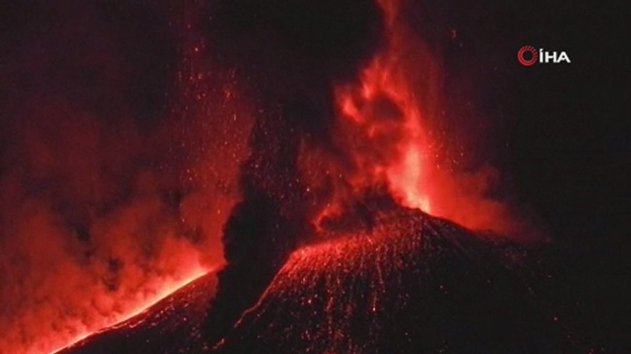 İtalya'daki Etna Yanardağı lav ve kül püskürttü
