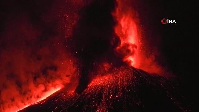 İtalya'daki Etna Yanardağı lav ve kül püskürttü