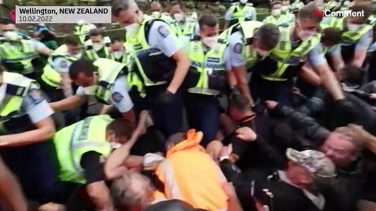 Wütende Impfgegner provozieren die Polizei in Neuseeland