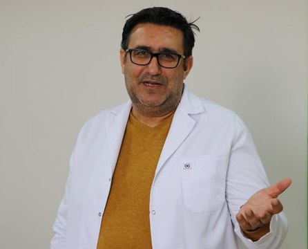 BUZLU VE KARLI YOLDA YÜRÜYENLER DİKKAT; BAŞ VE BOYUN KORUNMALI