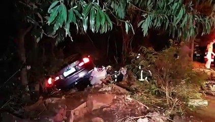 Após discussão em tabacaria, BMW atinge motociclista que fica preso em baixo do veículo; A vítima foi socorrida em estado grave