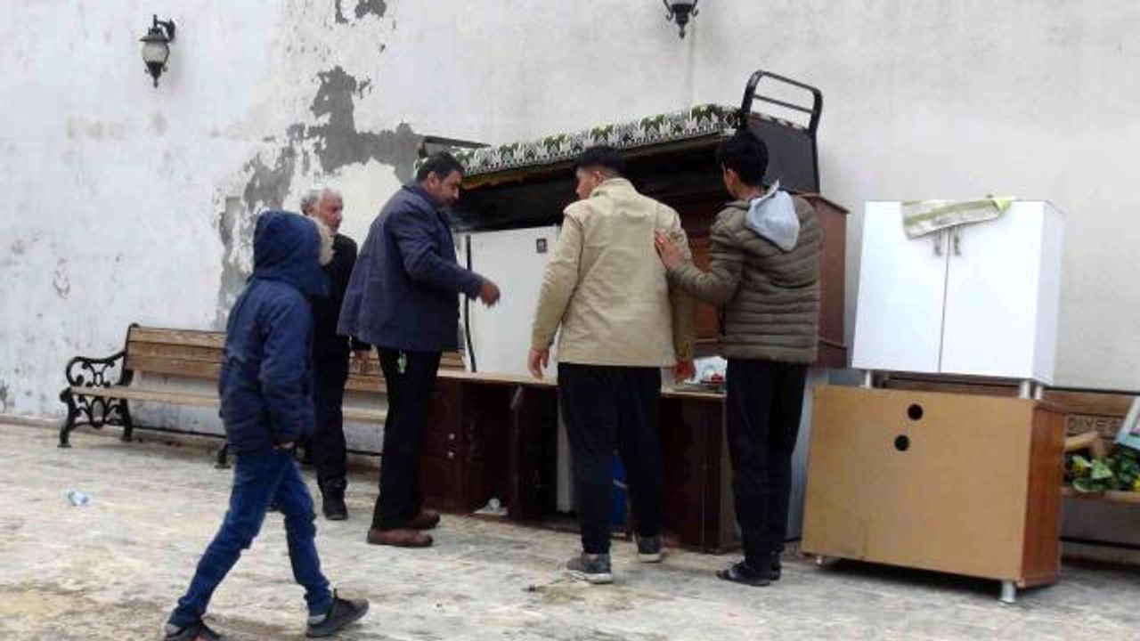 Caminin avlusuna mobilya, buzdolabı ve çamaşır makinesi gibi eşyaları bıraktılar