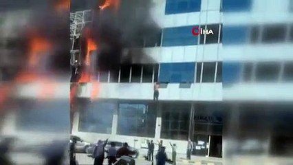 Binadaki yangından kurtulmak için atlayan adamı yere düşmeden yakaladılar