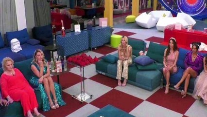 “L’alito di formaggio scaduto”. GF Vip, news bomba sull’igiene “Piedi lerci, capelli luridi”