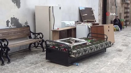 Cami avlusuna bu kez ev eşyası bıraktılar