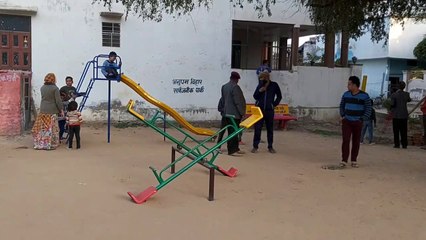 पार्क में फुटबॉल—क्रिकेट खेलना मना है, फिर कहां खेलें बच्चे!