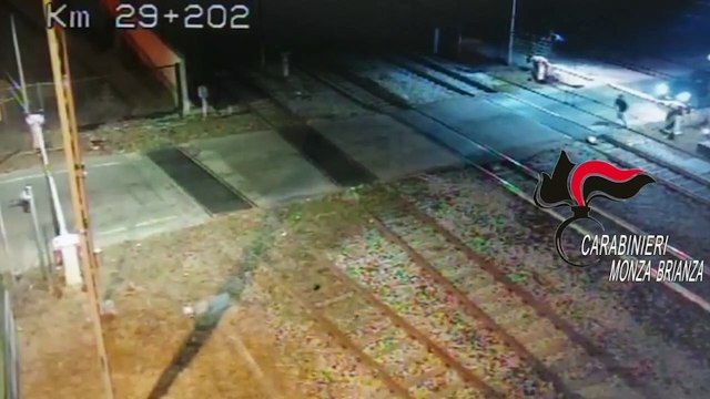 Desio, non si ferma all'alt, inseguito dai carabinieri sfonda il passaggio a livello: arrestato