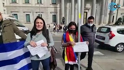 La mujer de Ernesto Quintero se encadena frente al Congreso para que Sánchez no lo extradite a Venezuela