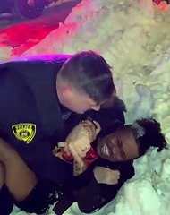EUA. Estudante acusa polícia de brutalidade em vídeo viral de detenção