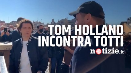 Tom Holland a Roma, "Spiderman" incontra Totti e Gualtieri: il video davanti al Campidoglio