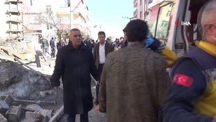 Ev inşaatında göçük... Beton dökülürken inşaat kalıbı göçtü, 3 işçi yaralandı