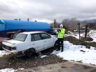 Bolu'da tehlike oluşturan hurda araçlar çekicilerle toplandı
