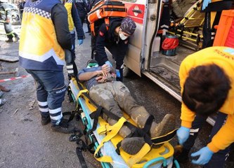 EV İNŞAATINDA BETON DÖKÜMÜ SIRASINDA ÇÖKME 3 YARALI