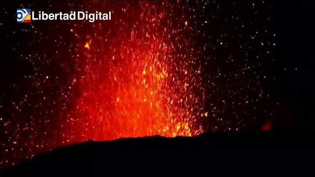 Erupción del volcán Etna con columnas de humo de hasta 8 kilómetros de altura