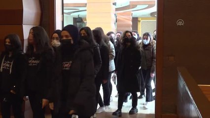 Antarktika'dan dönen Prof. Dr. Burcu Özsoy, kız öğrencilerle buluştu