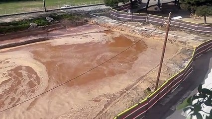 Revientan una tubería maestra en la Rambleta de Sant Adrià