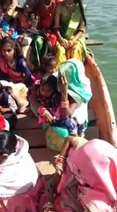 टापुओं के बीच दूल्हे राजा का गांव, नाव से निकली बारात