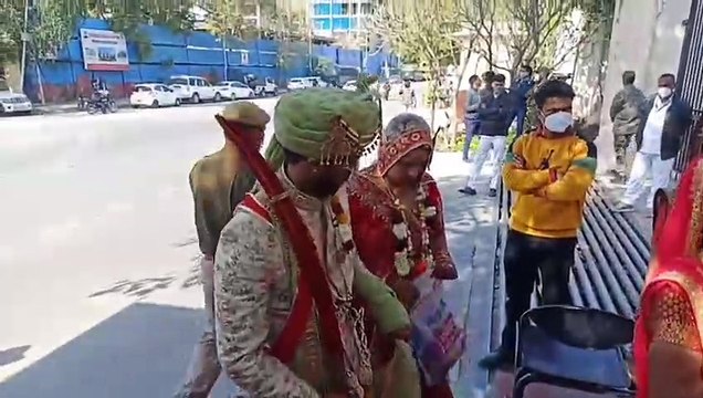 विधानसभा सत्र के दौरान दिखी सुखद तस्वीर, धोक लगाने पहुंचे दूल्हा-दुल्हन