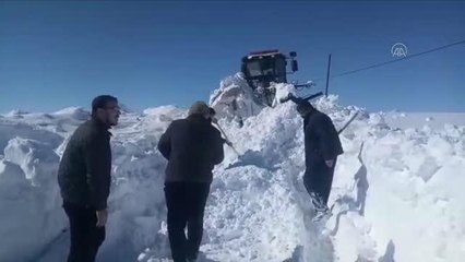 Kara saplanan greyder vatandaşların yardımıyla kurtarıldı