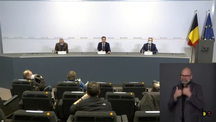 Scène surréaliste à la conférence de presse d'Alexander De Croo