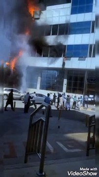 Des passants sauvent un homme piégé dans un immeuble en feu