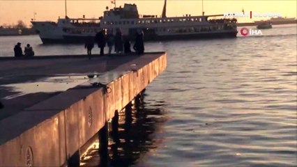 Kadıköy'de can pazarı! 2 genç kız denize düştü, vatandaşlar seferber oldu