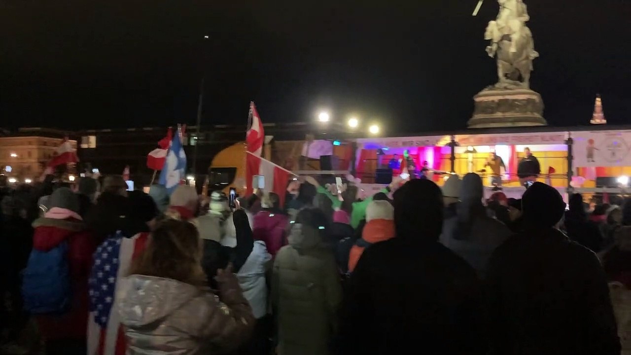 Corona-Demo: Viele Flaggen und keine Masken am Wiener Heldenplatz