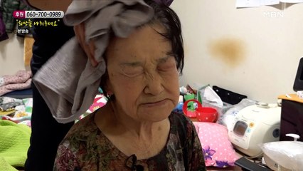 아내가 씻는 것을 돕는 남편