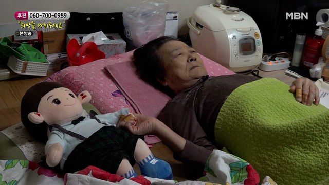 집에 홀로 남아 남편을 기다리는 아내