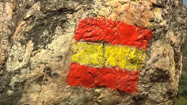 La pintada de una bandera destroza arte rupestre en Ciudad Real