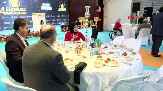 4. Engelsiz Mikrofon Radyo Ödülleri verildi... CNN TÜRK muhabiri Gökçe Tümer Jüri Özel Ödülü aldı