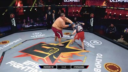 El momento surrealista que sucedió durante un polémico combate entre un hombre de 240kg y una mujer de 60kg