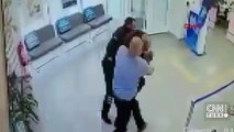 Banka güvenlik görevlisine kaldırım taşıyla saldırdı