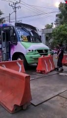 Microbusero casi atropella a elemento de protección civil