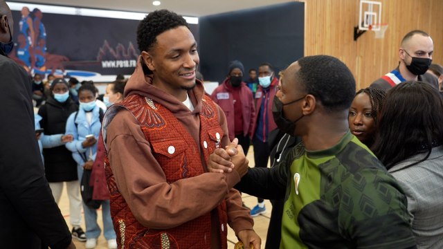 Abdou Diallo, vainqueur de la CAN, crée la cohue en rendant visite à des collégiens de la Goutte d’Or à Paris