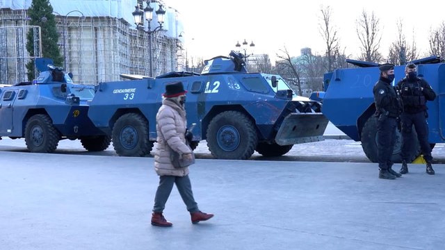 Paris se barricade en attendant l'arrivée des « Convois de la liberté»