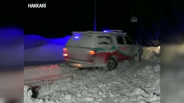 Yolu karla kapanan bölgedeki hasta, paletli ambulansla hastaneye ulaştırıldı