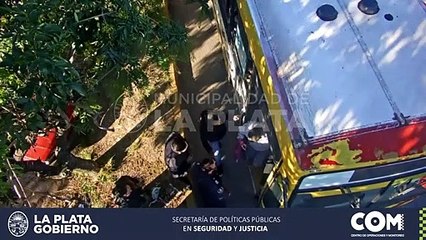 Detuvieron a un degenerado que manoseó a una mujer en un colectivo de La Plata
