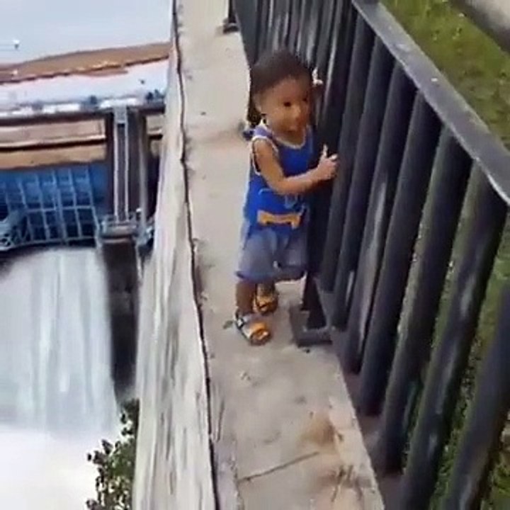 Un enfant marche au bord du vide