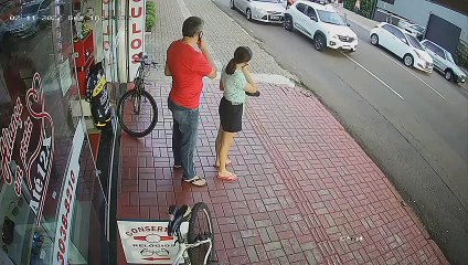Câmera de segurança flagrou momento exato da colisão que gerou ferido por arma branca