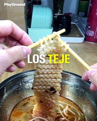 Hombre teje fideos con palillos