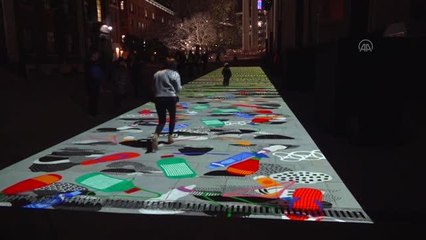 İngiltere'nin başkenti Londra'daki tarihi mekanlarda ışık gösterisi düzenlendi