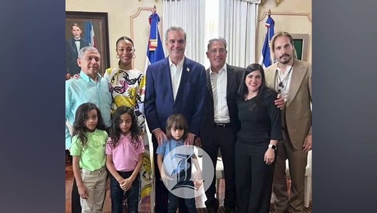 Zoé Saldaña y su familia visitan a Luis Abinader en el Palacio Nacional