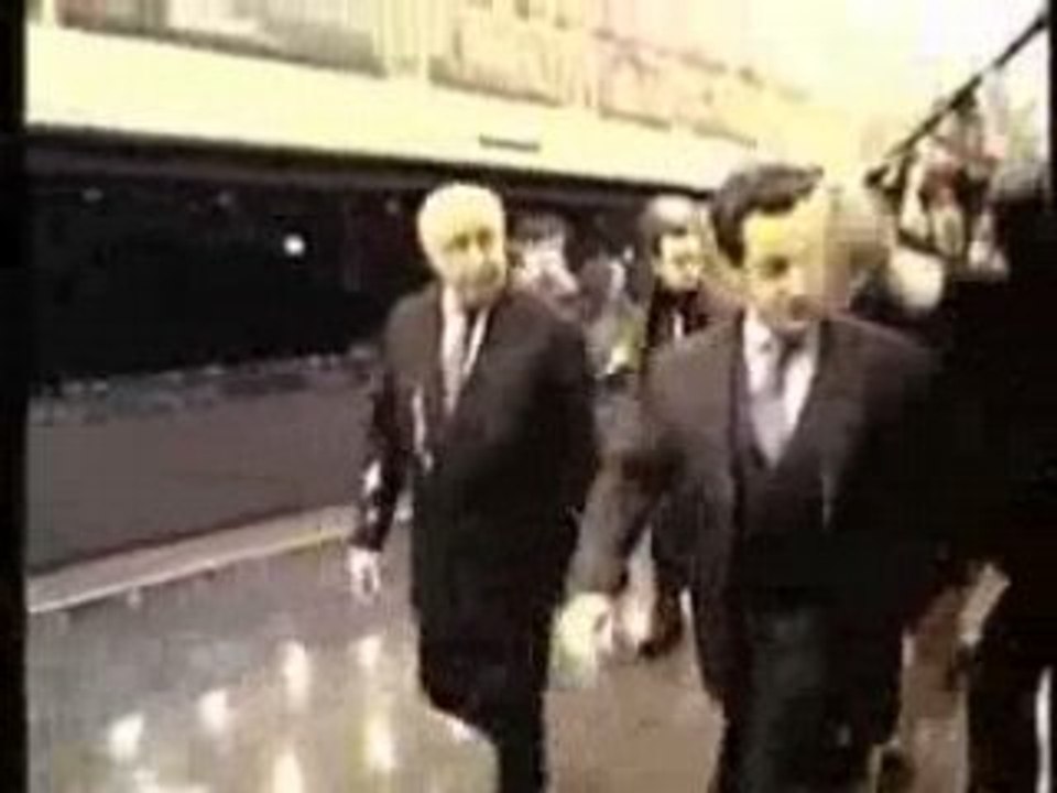 TOUCHE-MOI PAS, TU ME SALIS ! SARKOZY VS Mister YOUTH